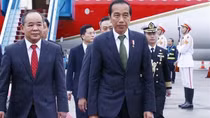 Indonesian President arrives in Hanoi, beginning State visit to Vietnam