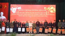 General To Lam visits and presents Tet gifts to people and soldiers in Son La province