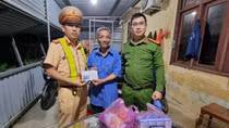 Quang Ngai police help a poor man return home