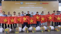 National flags presented to Khanh Hoa fishermen