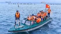 Overseas Vietnamese delegation visits Truong Sa island district and DK1 platform