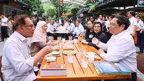 Vietnamese, Malaysian PMs visit Hanoi's book street, enjoy coffee
