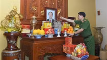 Deputy Minister Nguyen Duy Ngoc pays tribute to late Ministers of Public Security