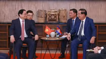 PM Chinh meets with Cambodian counterpart on 42nd ASEAN Summit sidelines