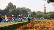 Ao dai program connects Hanoi's tourism and heritage