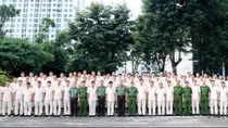 Minister To Lam meets with typical police officers in drug prevention and control