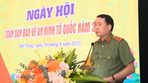 Deputy Minister Le Quoc Hung attends “All people protect national security” festival in Bat Trang