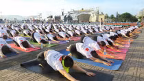 Over 1,200 people join mass yoga performance in Nha Trang