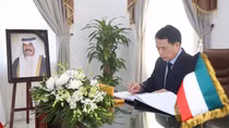 Leaders of the Ministry of Public Security pay respect to Emir of Kuwait at Kuwait Embassy in Hanoi