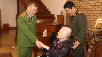 Deputy Minister Nguyen Van Long visits families of late leaders of the Ministry of Public Security
