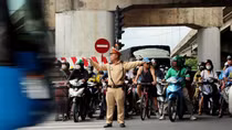 Traffic police work hard to ensure traffic order and safety during 2023 National Day holiday