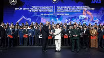 Turkish Presidential medal and order presented to Vietnamese officers joining in rescue operation