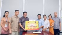 Major General Dinh Van Noi visits spouse of Lao police officer under treatment in Vietnam