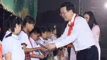 President attends mid-autumn event in Binh Phuoc