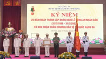 Minister To Lam presents “Fatherland Protection” Order to Public Security Ceremonial Troupe
