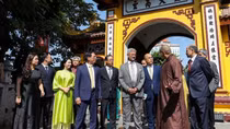 Vietnamese Minister of Foreign Affairs and Indian External Affairs Minister visit pagoda in Hanoi