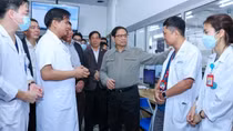 PM makes surprise visit to major hospitals in Hanoi