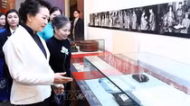 Spouses of Vietnamese, Chinese Party leaders visit Vietnamese Women's Museum