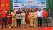 Police offer gifts to students in Dak Glong