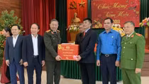 Minister To Lam visits and offers gifts to wounded and sick soldiers