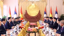 President holds talks with Party General Secretary, President of Laos