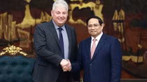PM urges world’s leading semiconductor group to set up R&D centre in Vietnam