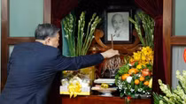 Party chief offers incense in tribute to kings, President Ho Chi Minh
