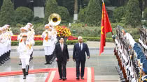 Vietnamese State President chairs official welcome ceremony for EC President