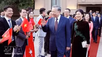 Top leader meets Vietnamese diplomatic staff, community in China