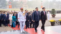 Delegates to 14th National Party Congress pay tribute to President Ho Chi Minh