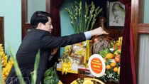 State President offers incense in tribute to President Ho Chi Minh at House 67, Bac Bo Phu