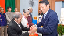 Minister Luong Tam Quang presents Tet gifts to policy beneficiary families in Hue City