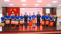 Minister Luong Tam Quang presents Tet gifts to poor households and workers in Hung Yen province
