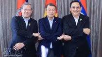 Vietnamese PM holds working breakfast with Cambodian, Lao counterparts