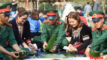 Tet gifts, chung cake made for disadvantaged people