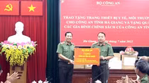 Deputy Minister Le Van Tuyen works with Ha Giang Provincial Police Department
