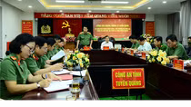 Deputy Minister Le Quoc Hung works with Tuyen Quang police