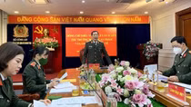 Deputy Minister Le Van Tuyen works with Health Department
