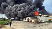 Hanoi firemen battle large fire in industrial park
