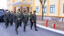 Deputy Minister Nguyen Van Son works with Hung Yen police