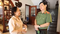 Deputy Minister Nguyen Van Son pays Tet visits to former MPS leaders