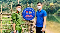 Nghe An police officers make traffic signs from old automotive tires