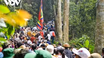 Thousands of people visit Hung Kings Temple relic site