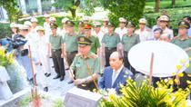 State President and Ministry of Public Security's leaders pay tribute to President Ho Chi Minh