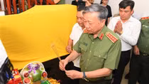 Minister To Lam visits family of fallen firefighters