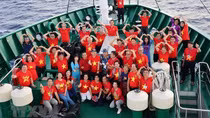 Overseas Vietnamese visit Truong Sa island district, DK1 platform