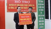 Public Security Newspaper supports flood-hit families in Nghe An