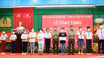 CAND Newspaper presents tablets to children of ethnic minority police officers in Soc Trang
