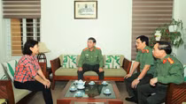 Leaders of the Ministry of Public Security visit senior teachers on Vietnam Teachers' Day