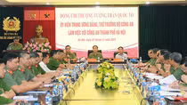 Deputy Minister Tran Quoc To works with Hanoi city police